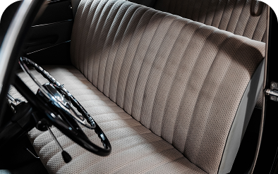 Fahrzeugsitze mit hellbraunem Polster